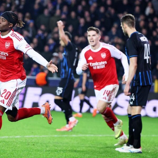 Madueke yendo a celebrar su segundo gol