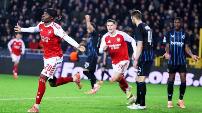 Madueke yendo a celebrar su segundo gol