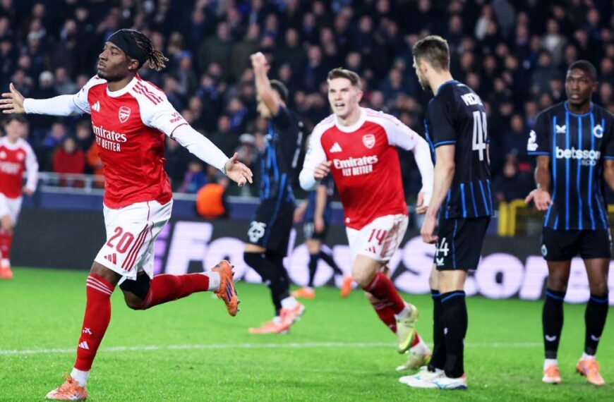 Madueke yendo a celebrar su segundo gol