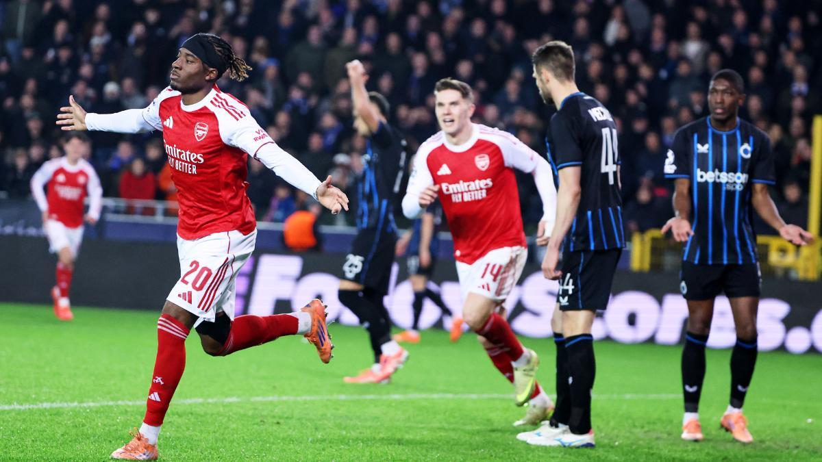 Madueke yendo a celebrar su segundo gol