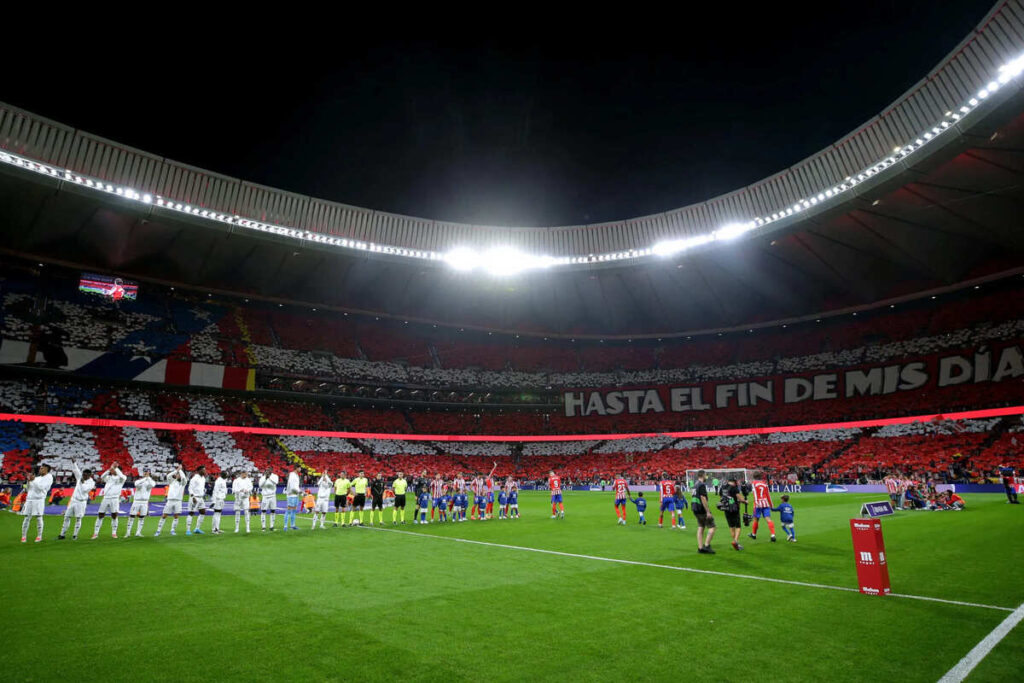 Tifo en el Metropolitano previo a un Derbi de liga