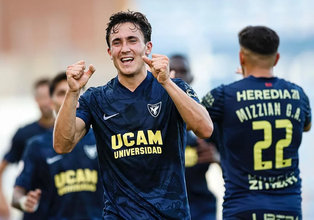 Sevila jugador del Ucam celebra gol.