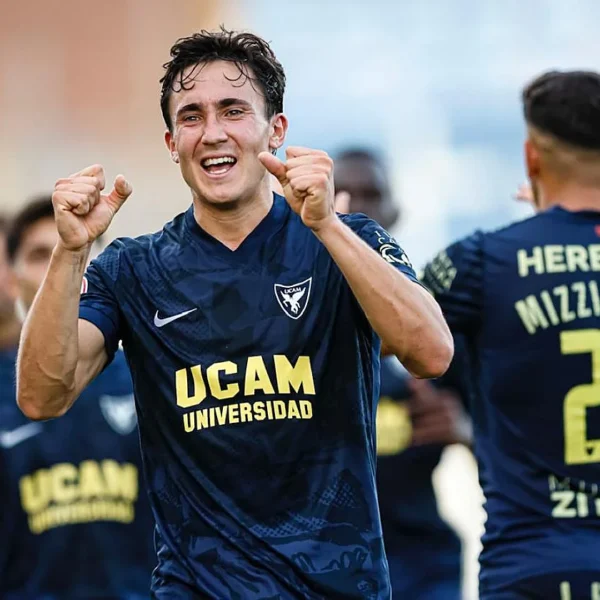 Sevila jugador del Ucam celebra gol.