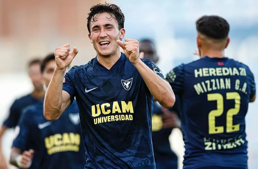 Sevila jugador del Ucam celebra gol.