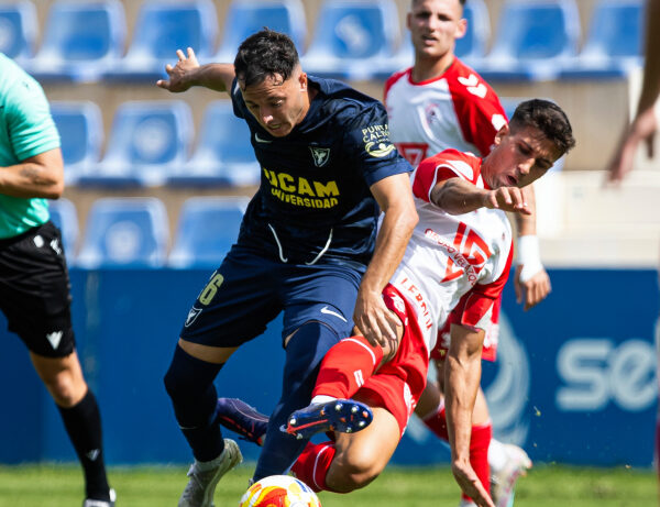 Ucam vs Antoniano. Lucha de balón.