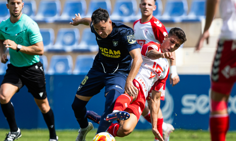 Ucam vs Antoniano. Lucha de balón.