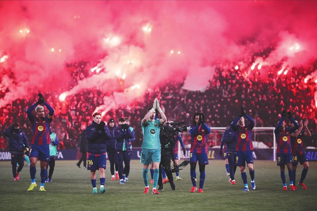 Jugadores del Barcelona agradeciendo a sus aficionados