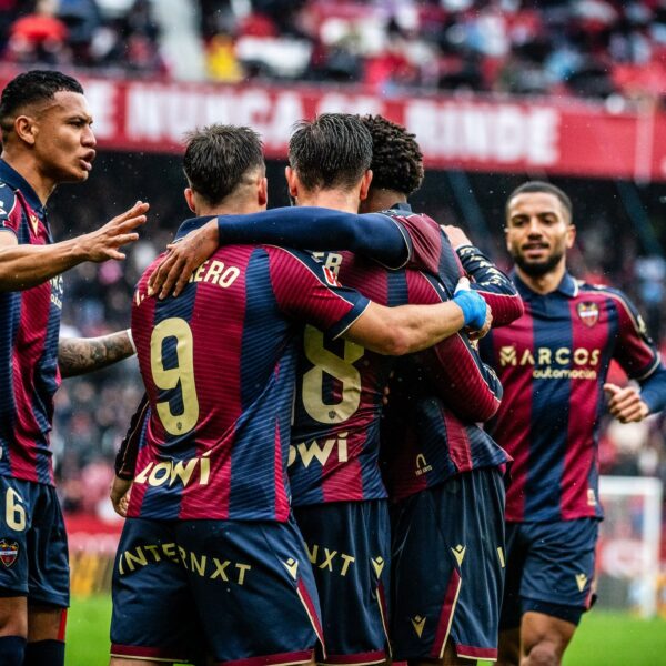 Los jugadores del Levante UD celebrando un gol
