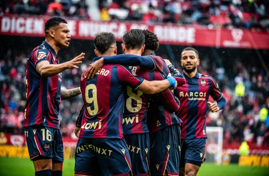 Los jugadores del Levante UD celebrando un gol