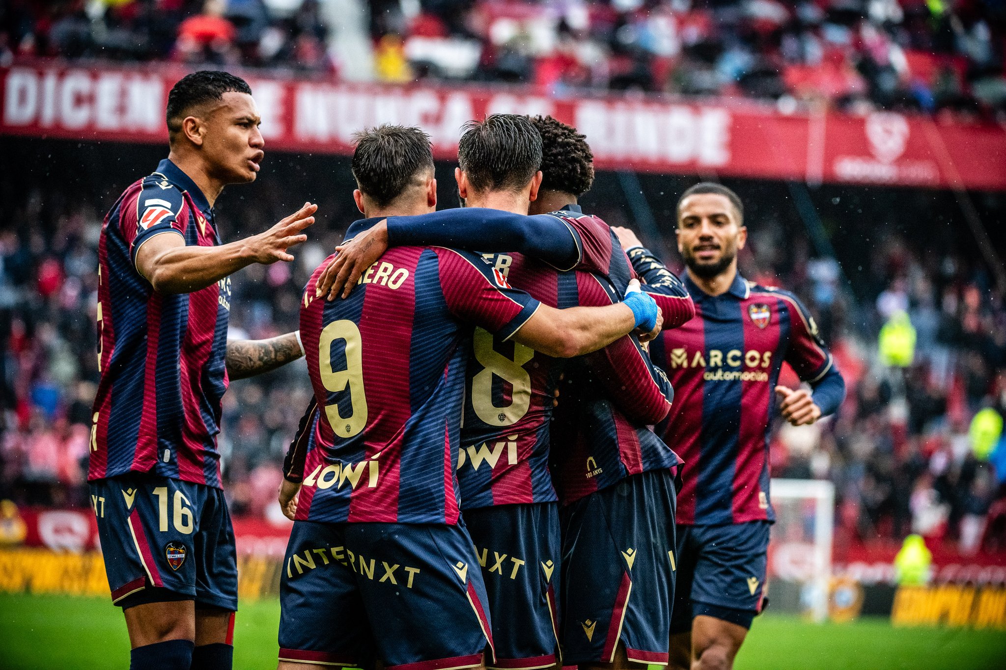 Los jugadores del Levante UD celebrando un gol