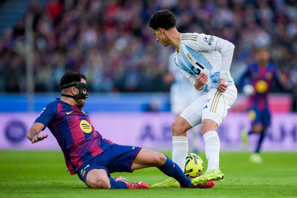 Ilyas Chaira regateando a Eric Garcia