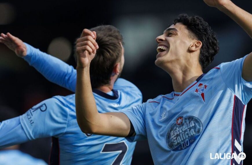 Jones El-Abdellaoui y Mingueza celebrando el 3-1 en el Celta - Valencia