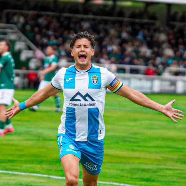 El Atlético Baleares mató al Coruxo a las primeras de cambio