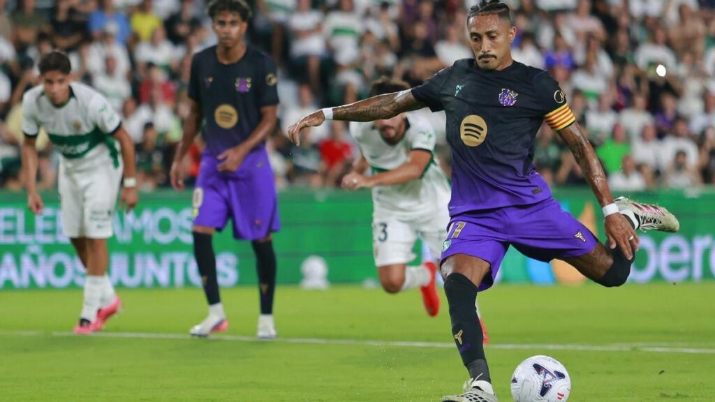Raphinha golpea el penalti del primer gol azulgrana en la noche ilicitana.