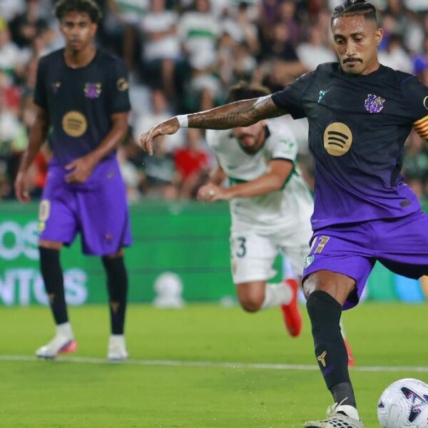 Raphinha golpea el penalti del primer gol azulgrana en la noche ilicitana.