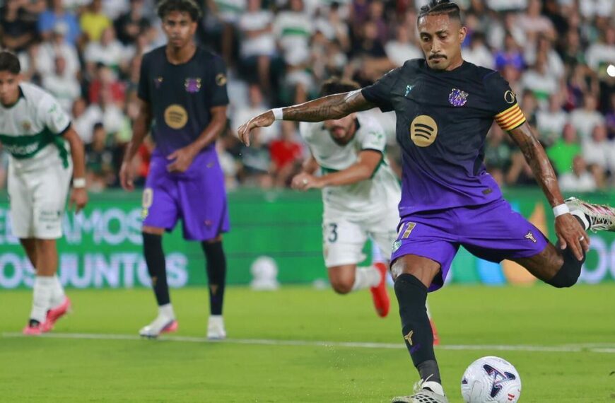 Raphinha golpea el penalti del primer gol azulgrana en la noche ilicitana.