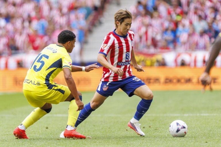 Kang In Lee controla un balón presionado por Mouriño.