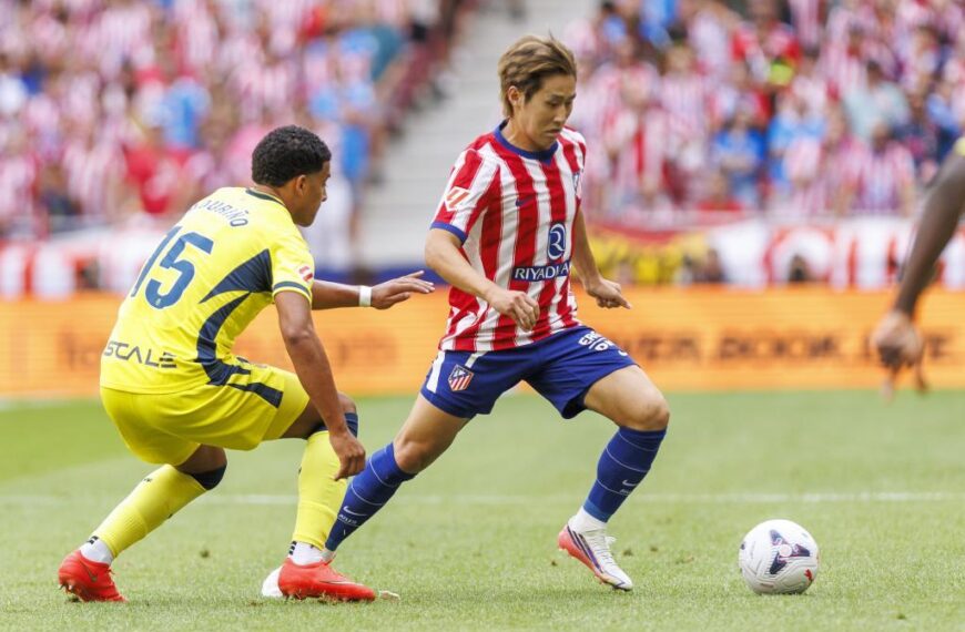 Kang In Lee controla un balón presionado por Mouriño.