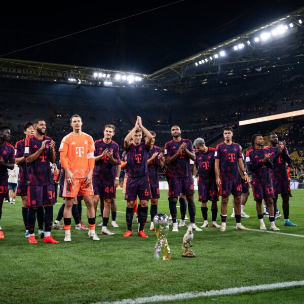 Los jugadores del Bayern de Múnich aplaudidos por su afición en Dortmund