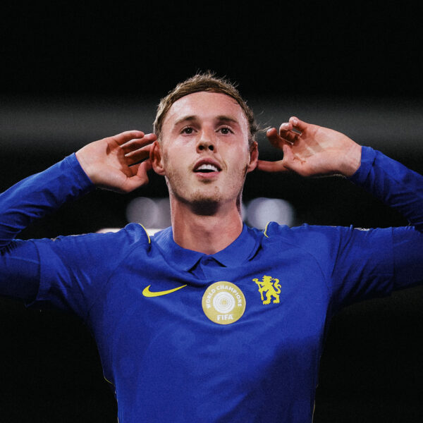 Cole Palmer celebrando su gol ante el Fulham