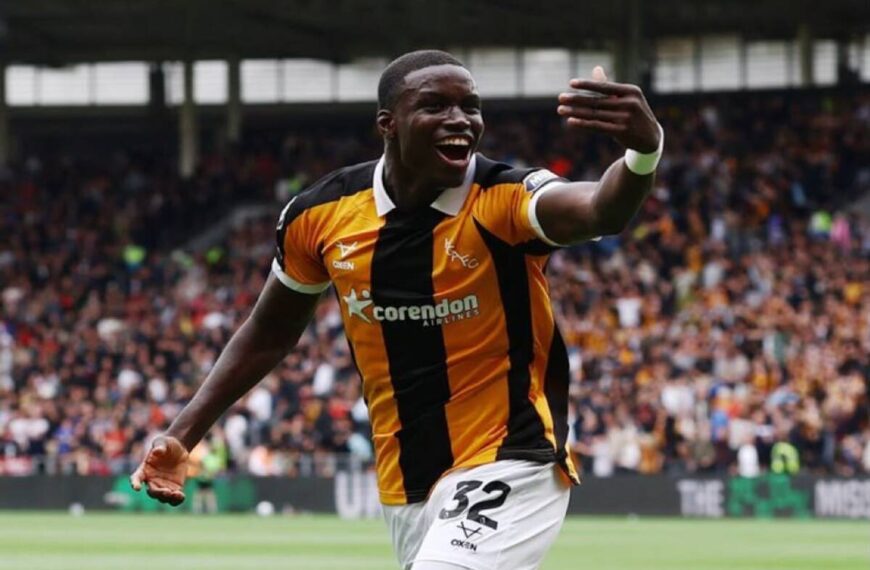 Nobel Mendy ya brilla en el Hull: gol y firmeza ante el United