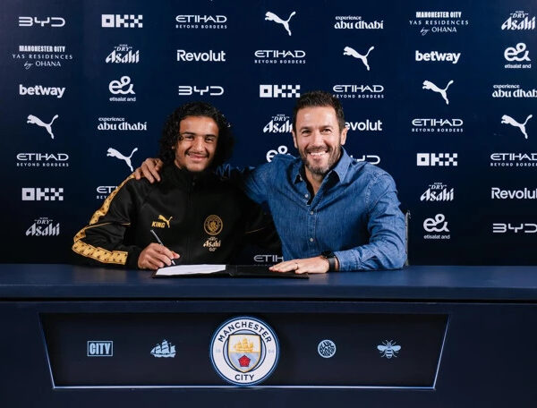 Ayyoub Bouaddi firmando su llegada al Manchester City