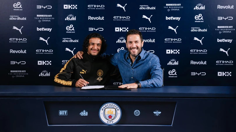 Ayyoub Bouaddi firmando su llegada al Manchester City