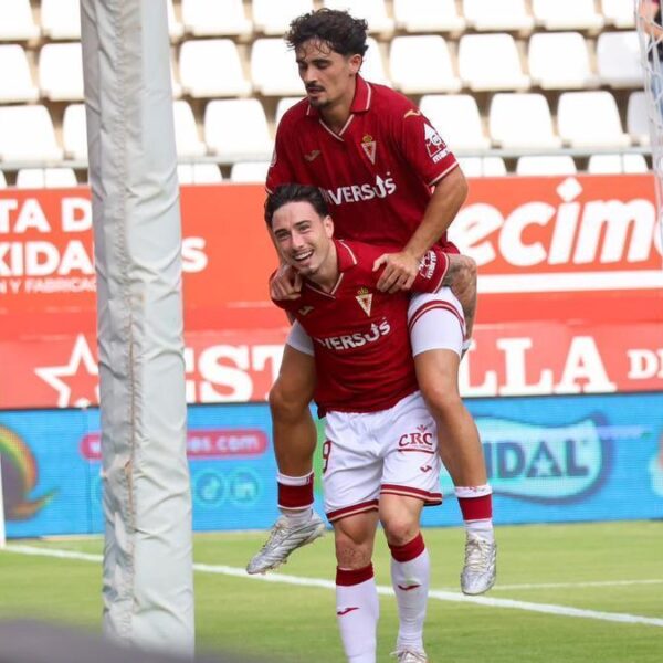 El Real Murcia reafirma sus buenas sensaciones en su estreno en el Enrique Roca