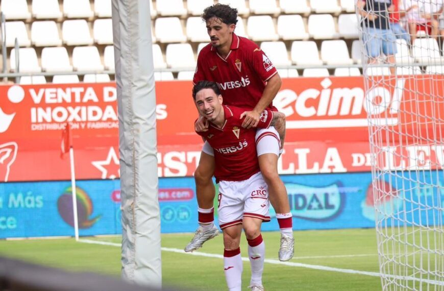 El Real Murcia reafirma sus buenas sensaciones en su estreno en el Enrique Roca