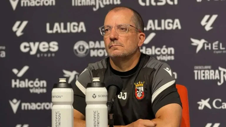 JJ Romero durante una rueda de prensa el mes pasado.