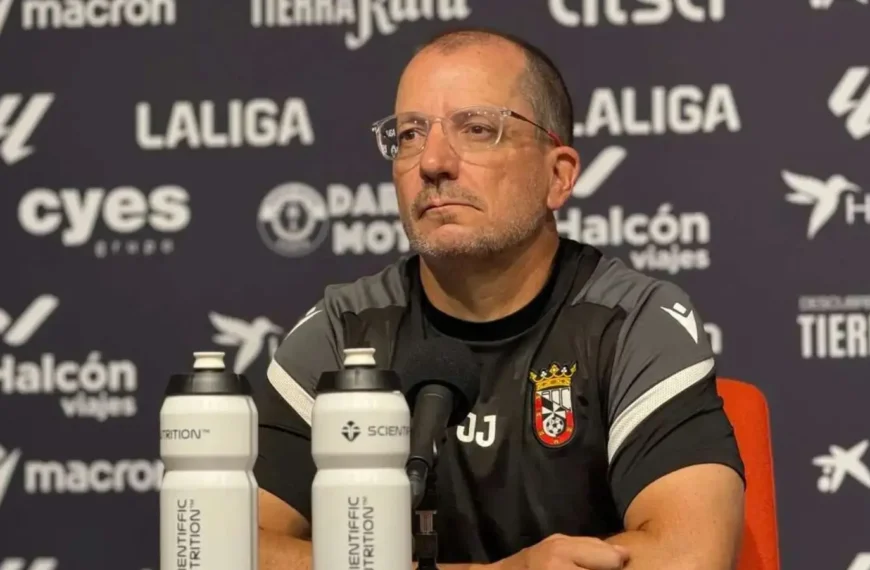 JJ Romero durante una rueda de prensa el mes pasado.
