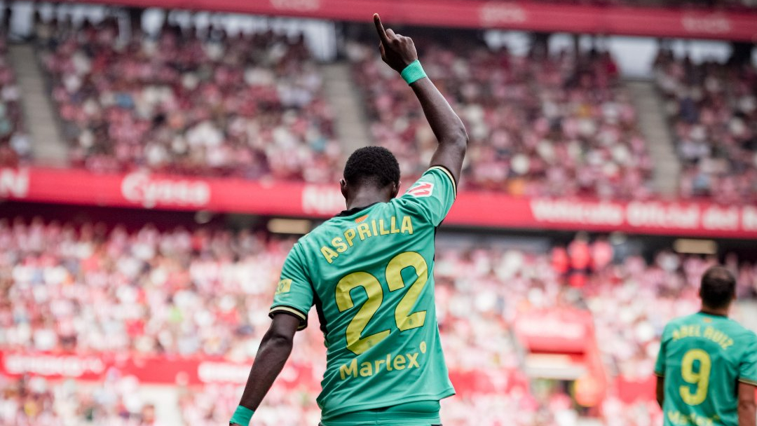 Celebración de Yáser Asprilla en el primer gol del Girona FC en El Molinón