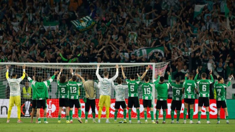 Los verdiblancos celebrando su pase a los pasados cuartos de final de la UEL.