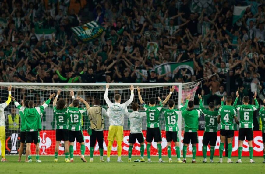 Los verdiblancos celebrando su pase a los pasados cuartos de final de la UEL.